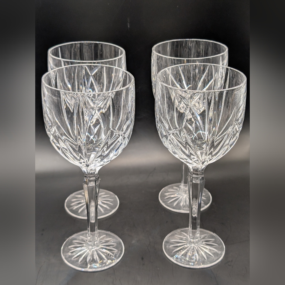 Elegant Clear Wine Glass Set